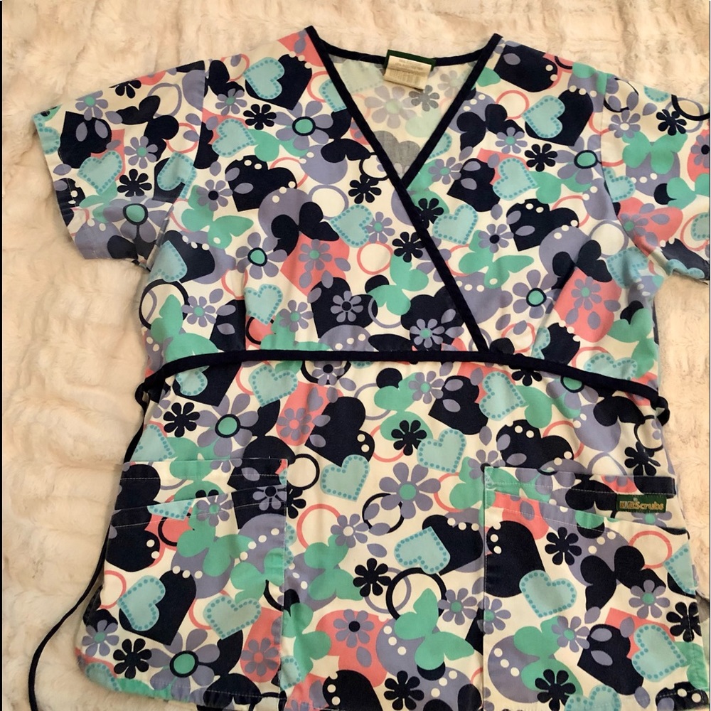 UA Scrubs nursing uniform top. Excellent condition. 👩🏻‍⚕️🩺✂️